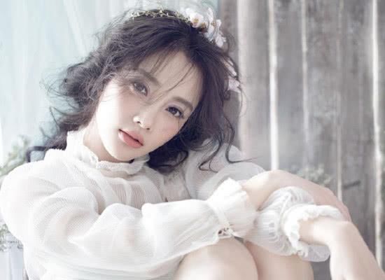 李小璐真是绝了，白色婚纱搭配白色内衣，37岁嫩成了17岁