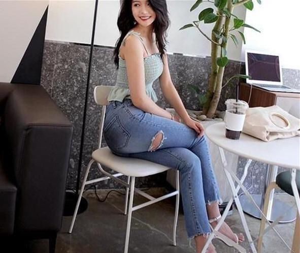 紧身牛仔裤线条简洁流畅，清爽美女气质优雅如一朵山茶花