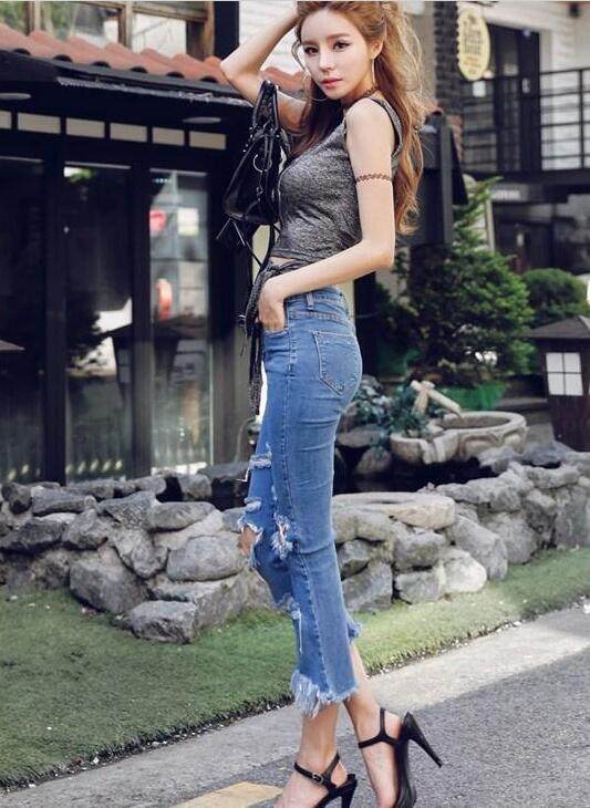 一条时尚的紧身牛仔裤，展示出女性浓浓的高贵气质！