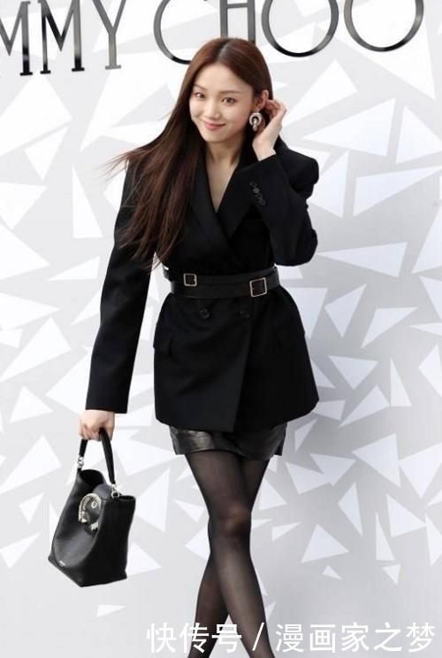 #麻杆#她是第一个穿丝袜配运动鞋的,却一点也不丑,意外被麻杆腿抢镜了