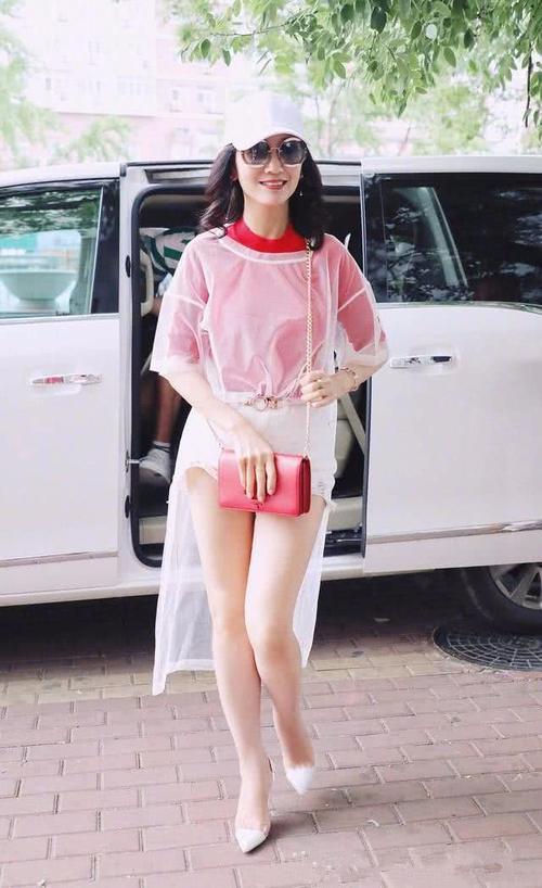 上了年纪的女人果然不能太瘦，陈美琪满脸皱纹，看着比赵雅芝老好