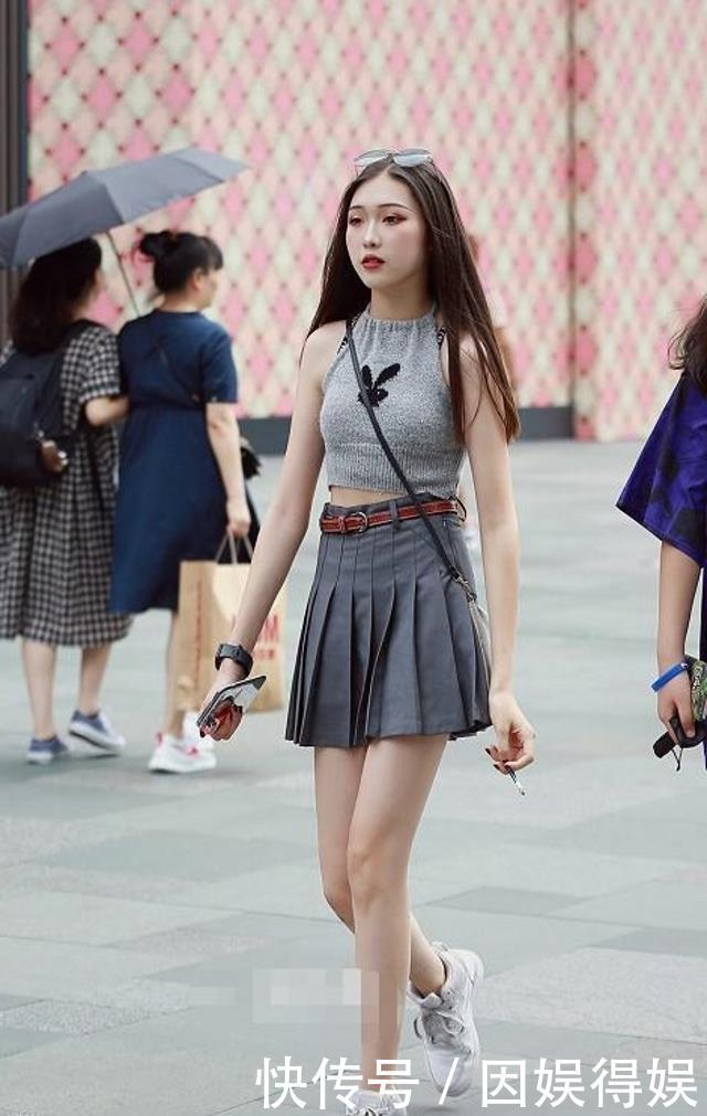 『毛边』路人街拍,小姐姐笑容十分可爱,穿白色毛边牛仔短裤,真心太美了