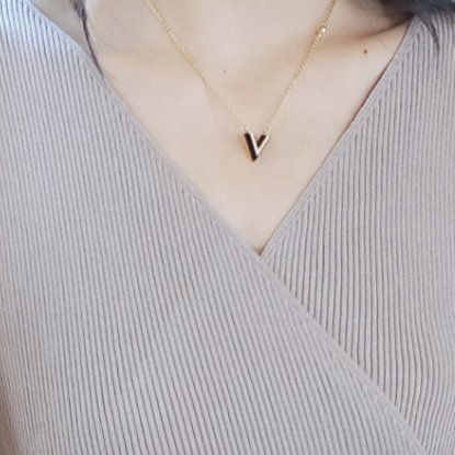 女人别再买铅笔裤了，因为今年流行裸鞋+秋裙，洋气有女人味