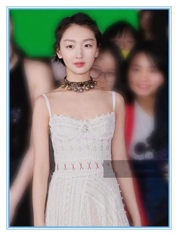 本以为穿吊带装的周冬雨够清纯了,可看到鞠婧祎,我瞬间沉默了!