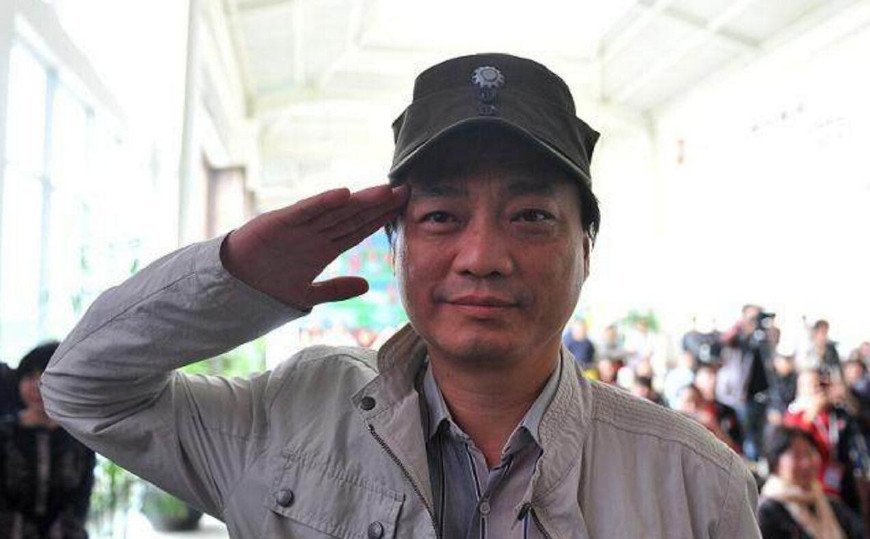崔永元微博炮轰试飞员：你的疯狂传到境外，丢军人脸，丢范冰冰脸