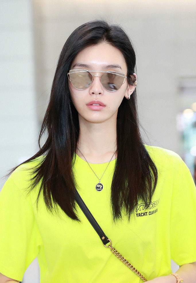 “超模”奚梦瑶全身行头加起来超45万 网友:果然是壕姐本壕!