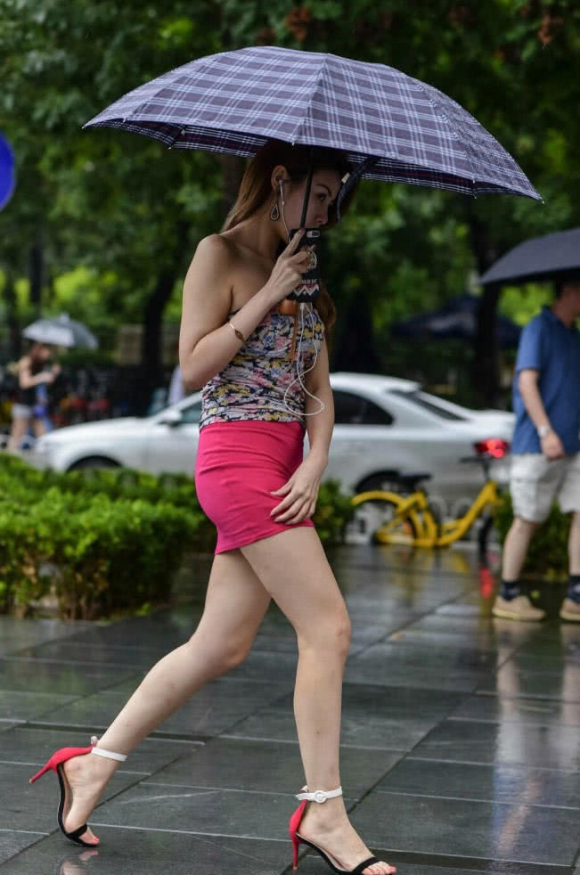 气质小姐姐红色包臀裙穿出丰腴肥硕臀线，好身材走起来很是带感