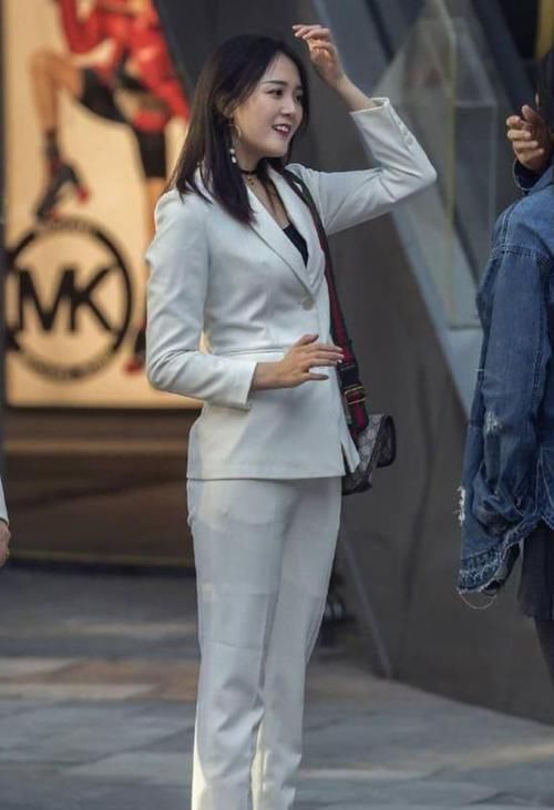  【天然】潮范儿女神来了，街拍：姿色天然的小姐姐，一条粉红色的连衣裙，时尚女神性感十足
