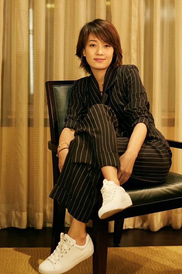 马伊琍扎马尾不好看？换回短发，穿上连体阔腿裤，简直又帅又美