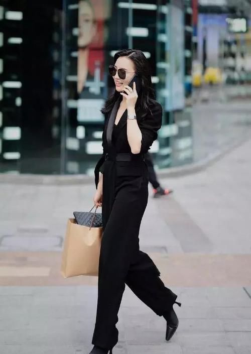  美极了■街拍：小姐姐黑色的宽松直筒裤，搭配一双黑色的高跟鞋，美极了
