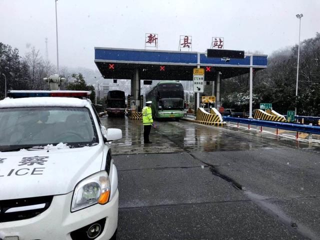 13辆大巴车受降雪影响无法通行高速 河南湖北高速交警上演接力护