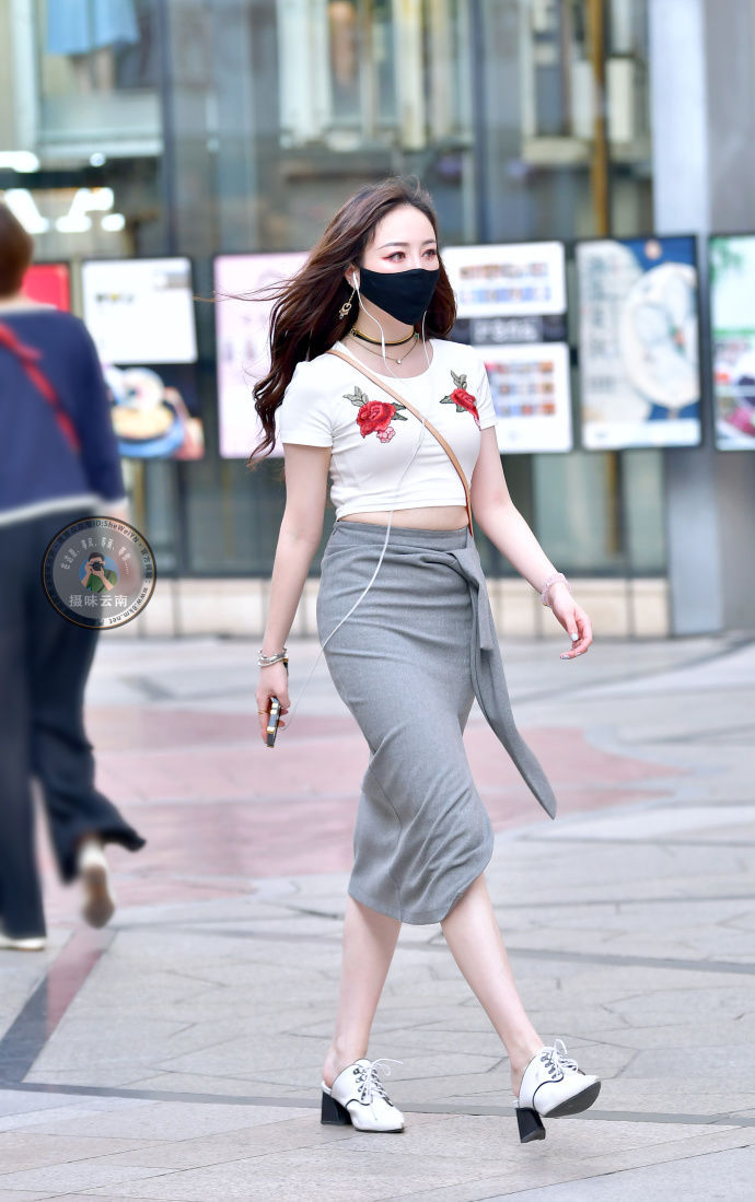 路人街拍：小姐姐穿这么紧身的裙子，够自信，看上去魅力十足！