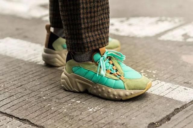 论上脚回头率和可玩性，这双新鞋我给 100 分！