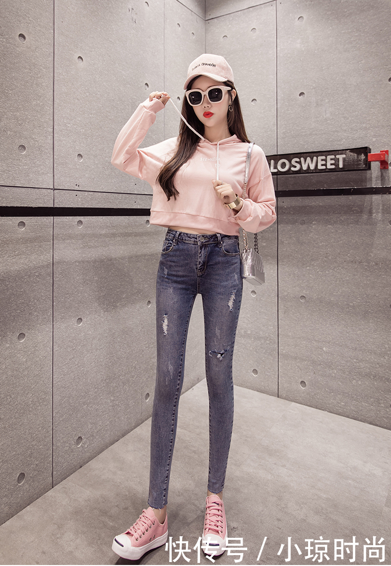 紧身牛仔裤显身材,爱美的女人最明智之选,拥有它青春迷人