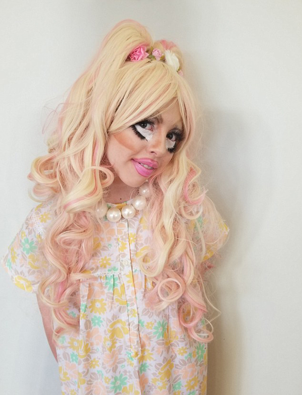 逆天了!加11岁女生迷恋变装 每次花4小时化妆