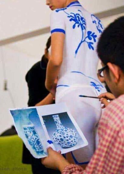 在中国女孩身上画了一件旗袍，“裸体”出现在大街上，竟无人察觉