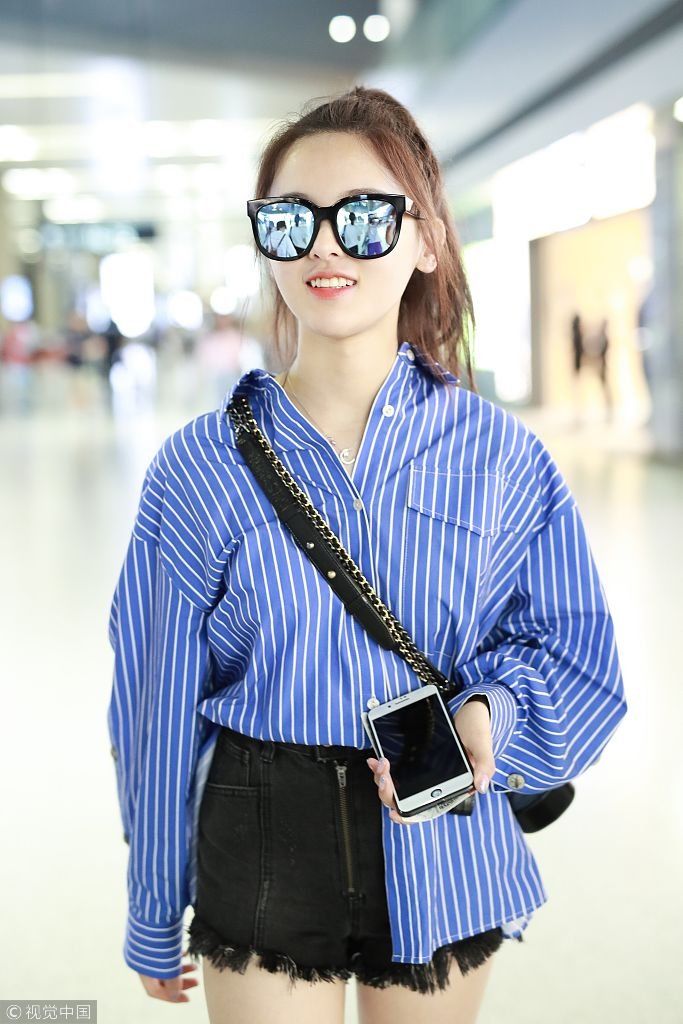 杨超越新歌“破音”反圈粉捂嘴偷笑 条纹衫慵懒秀美腿星味十足