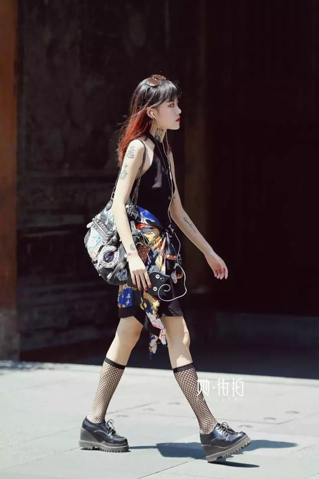 成都街拍，小黑裙这么穿最时髦！