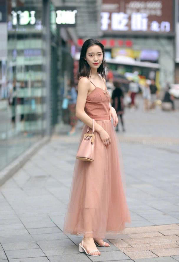 街拍：图二“小吊带”，清新又时尚，展现夏日“清凉”！
