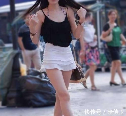 「款式」街拍:白T恤+黑色皮裙,简约的款式,轻松凹造型