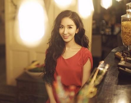 躲过了关晓彤的红裙，避开了徐璐的红裙，却唯独爱上了她的红裙