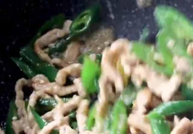 正确:青椒炒肉丝最正确的做法,肉丝香嫩入味,能下3碗大米饭!