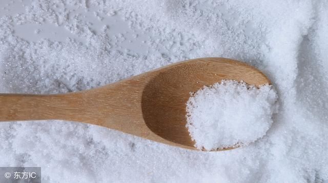 祛斑只需一袋盐，老中医说：用它洗脸，三天祛斑，七天美白