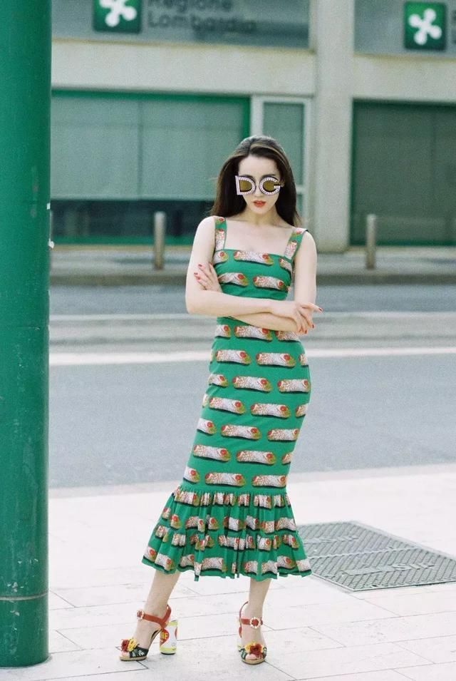 解锁天鹅颈，靠穿衣也能有!试试吴宣仪宋茜的“秀肤”穿搭