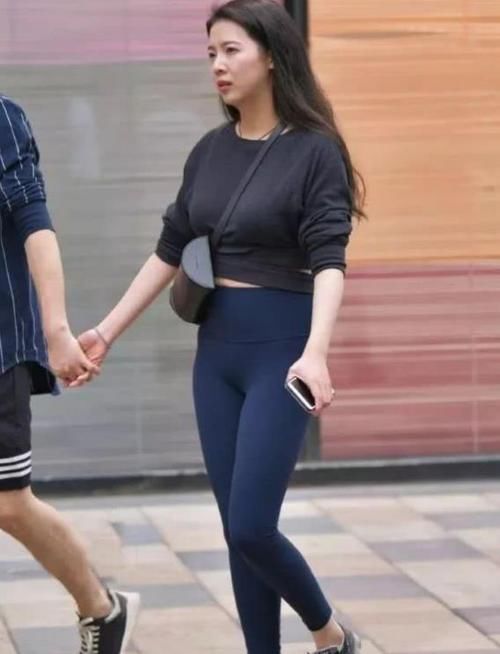  「面带微笑」街拍：面带微笑的美女，一件白色上衣配白色短裙，时尚美丽大方