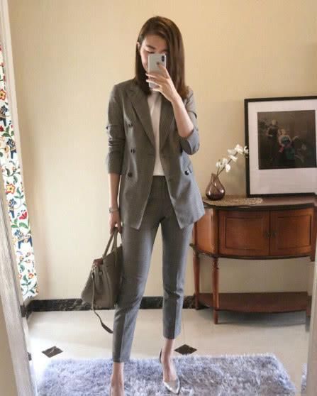  瞧瞧@“西装＋短裙”hold不住？瞧瞧潮人穿西装配的这条裤子，时髦显瘦