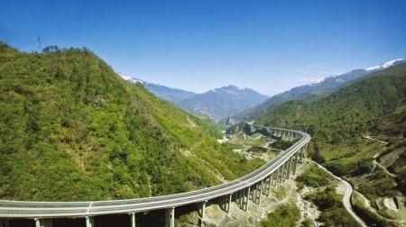  【过山车】中国这座大桥被夸“建得像龙”，跨越2座大山，司机像