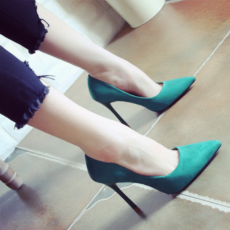 穿上细高跟鞋的我，走路都不一样了，干净利落又不失魅力