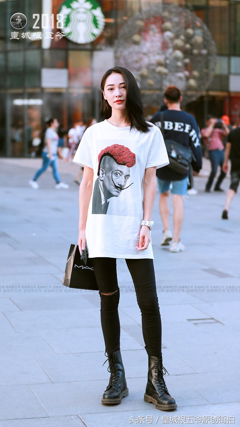 街拍:一个完美的搭配完全可以改变一个人的气质