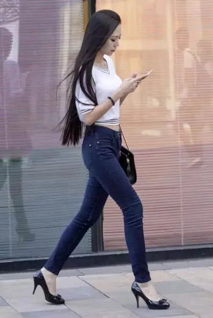 时尚小姐姐蓝色紧身裤搭配白色上衣，聪明的蓝白配减龄又不过时