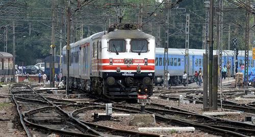  [车站]印度的火车与我们想象中并不同，车上不“挂人”，设施也