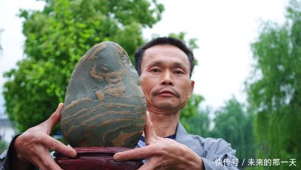  【姚茂成】农民7年前捡了一块6公斤石头 博览会上叫卖600万