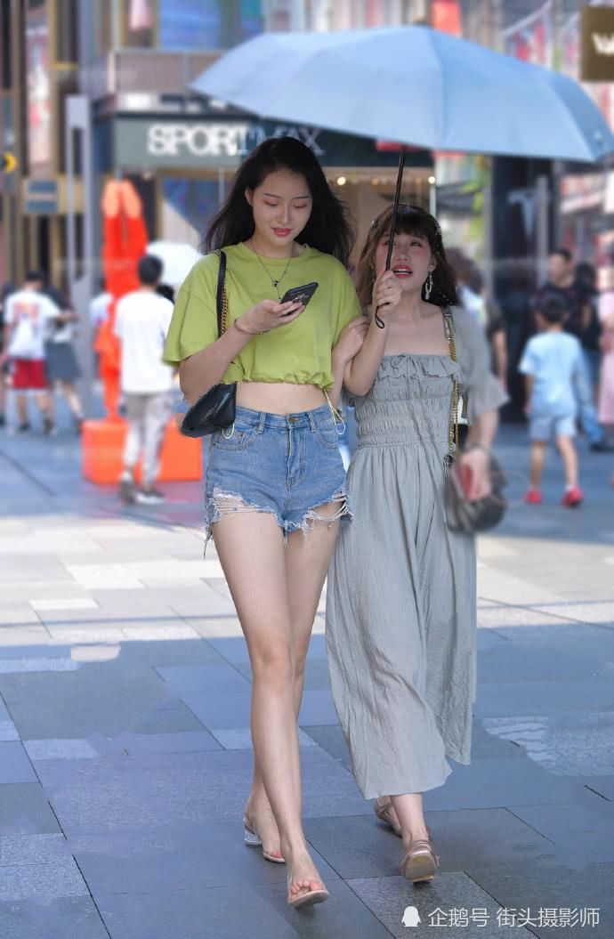  『小姐姐们』淡绿色“九分”短衫配蓝色超短 自信满满 美得不讲道理