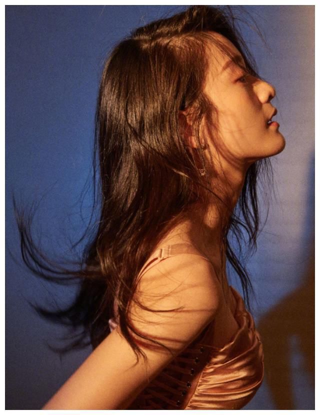 以为张雪迎穿吊带够美了，看到杨紫的吊带才懂什么是望尘莫及