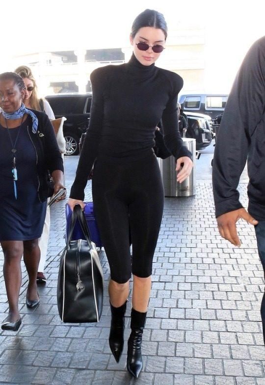 肯达尔詹娜前卫的吊带背心，款式新颖的尖头靴，太具时尚感