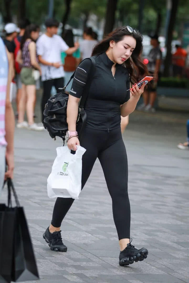 微胖小姐姐紧身装勾勒明显勒痕，紧身装下展现出来由内而外的自信