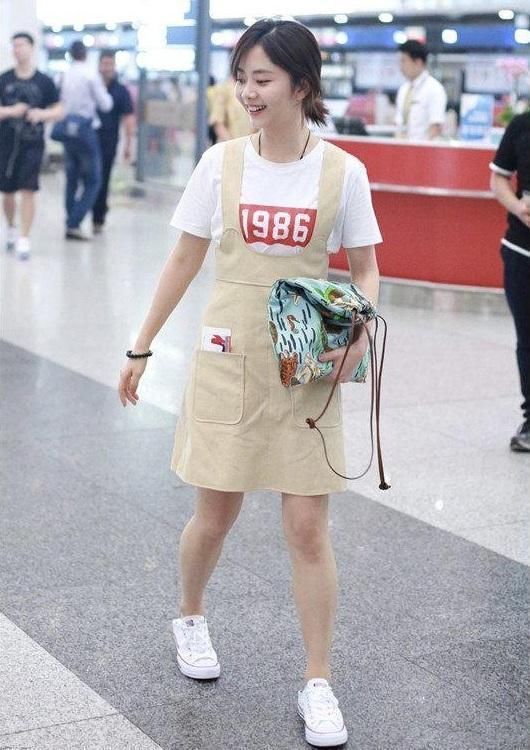 90后女星背带裤装pk，郑爽第五，关晓彤上榜，第一不是热巴