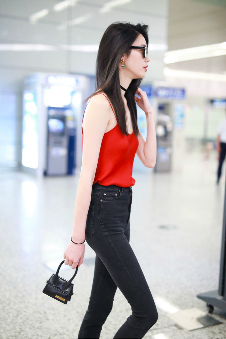 奚梦瑶原想穿小背心秀身材，却被手里的包抢镜了，网友：认真的吗