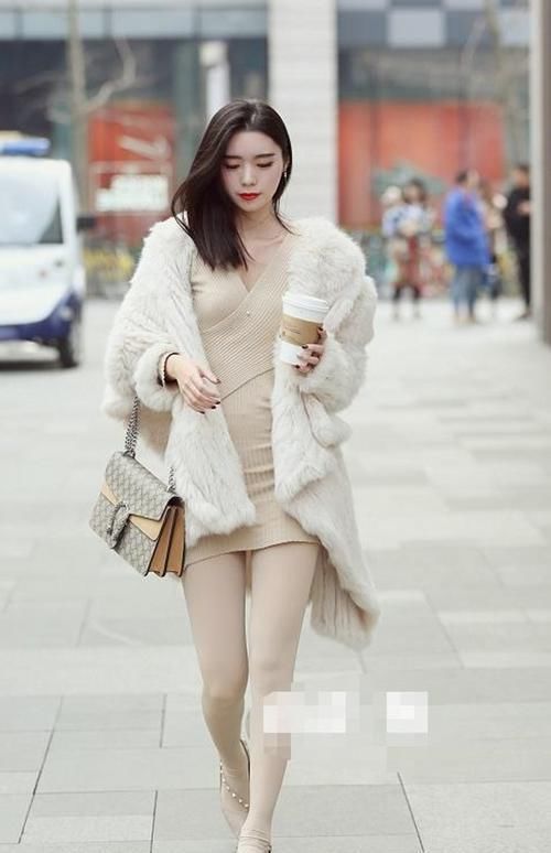  [显得]路人街拍，小姐姐搭配丝绒的半身黑裙，显得很有气势