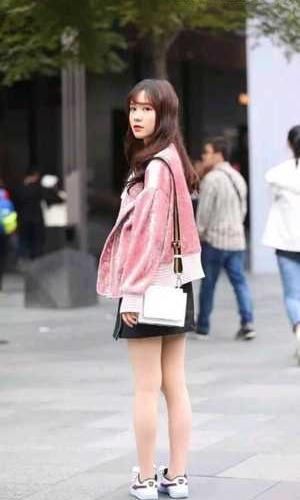  『张扬』路人街拍，美女很靓丽，穿红色的露腰T恤，个性张扬