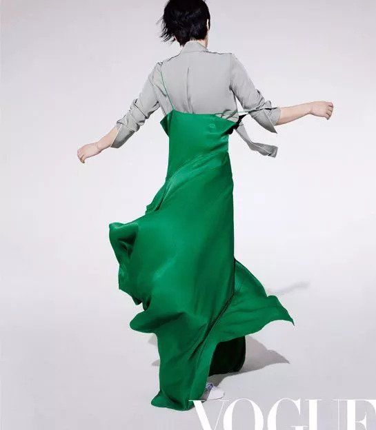 49岁王菲上综艺!红了这么多年还是气质精，时髦穿搭成范本