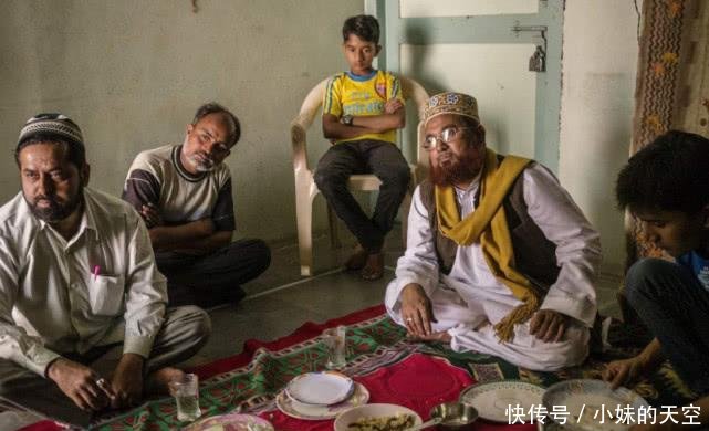 印度人到中国旅游, 点了一份蛋炒饭, 准备吃时老板却制止了他?