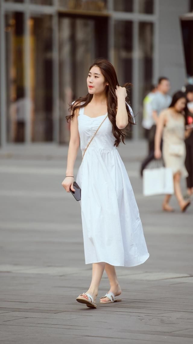 路人街拍,自信的气质与连衣裙的搭配更美哦!