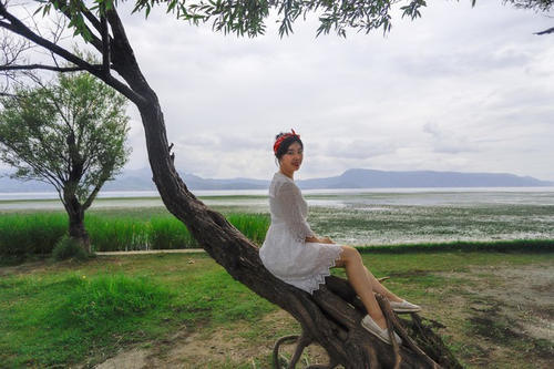 就着月光，伴着洱海，干了这瓶风花雪月，网友：小心喂鱼