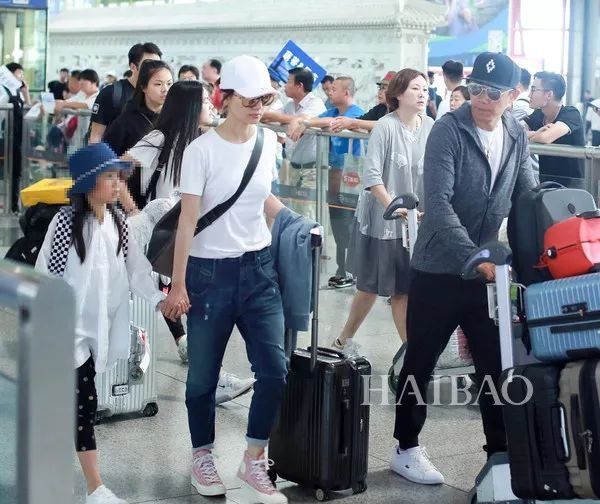 李小璐高调复出靠母女装扮嫩?刘雯一裤两穿太会搭…【海报街拍】