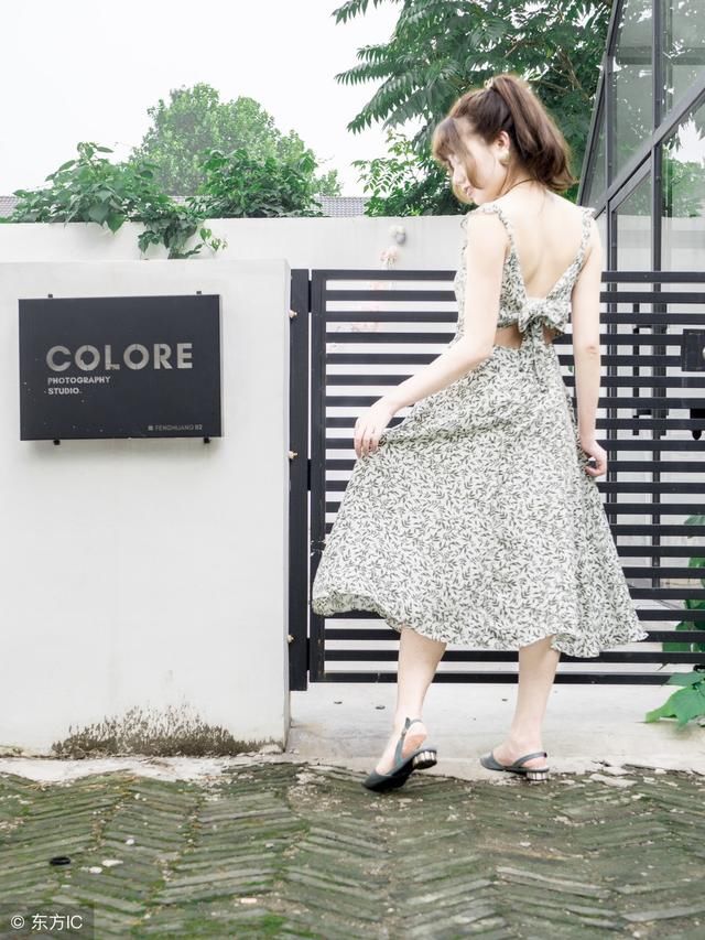 姐姐是个高级设计师，身上的连衣裙，时尚潮流，比18岁还青春